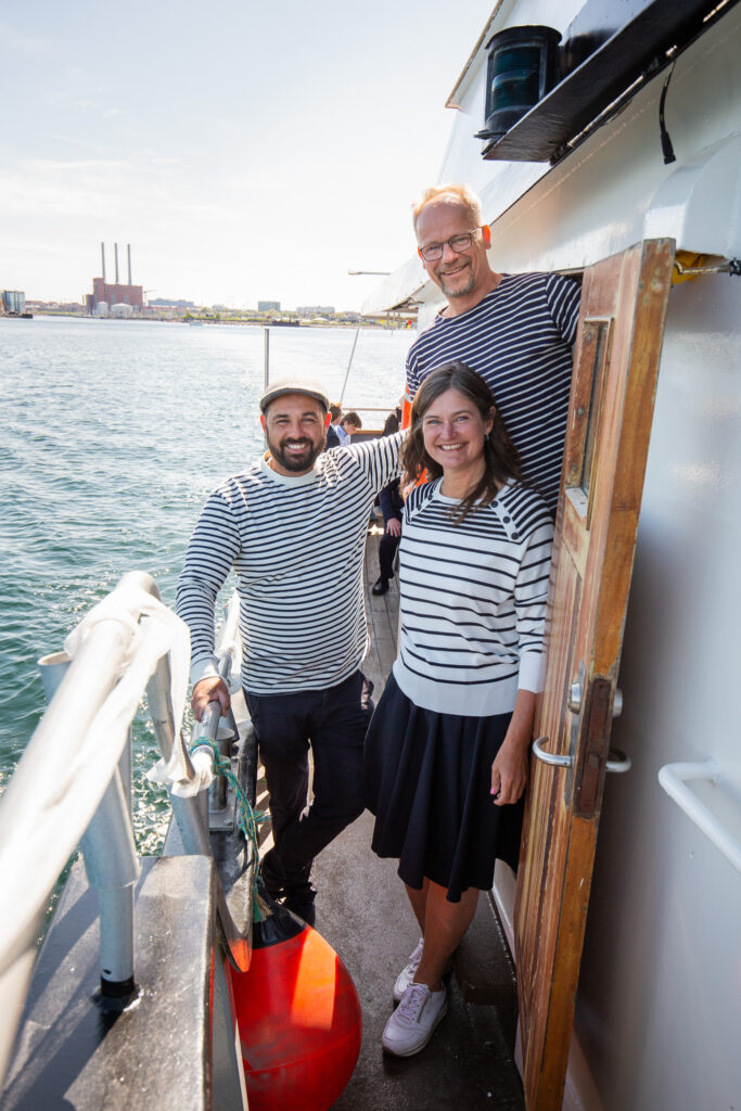 Besætningen på M/S Viking byder gæster velkommen ombord.