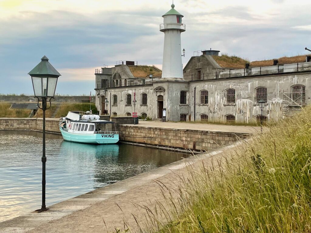 Sejlbåd holder til ved en kaj