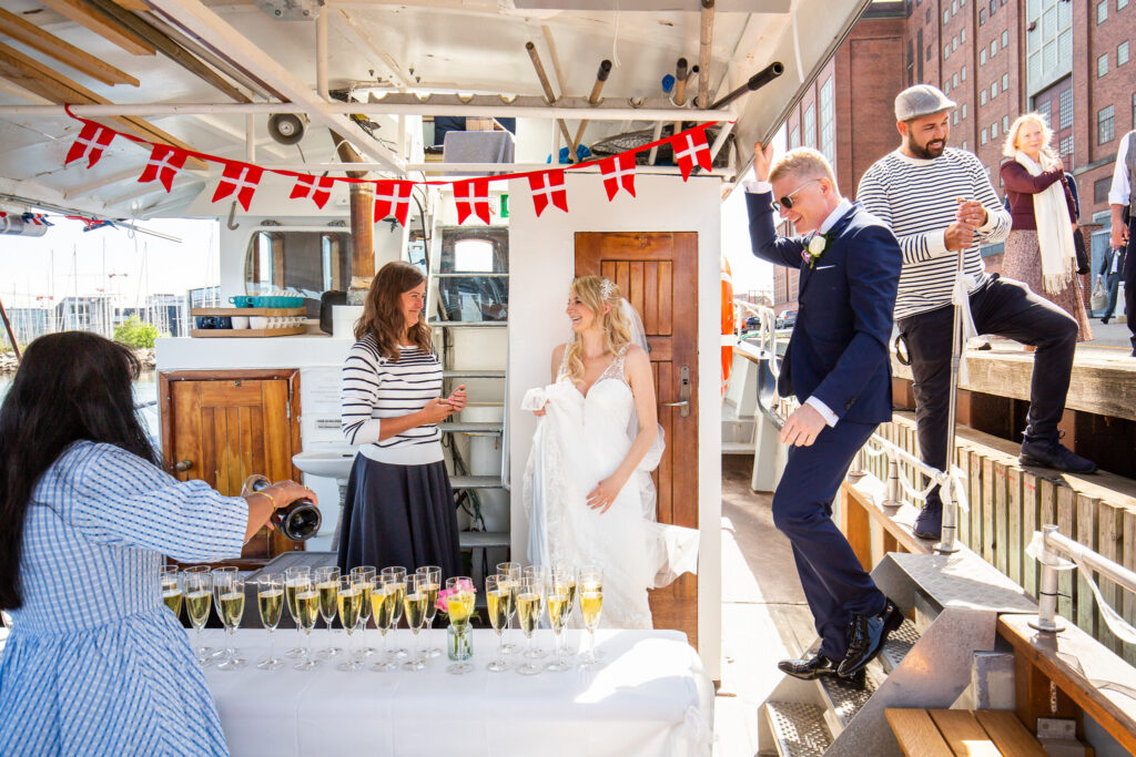 Bryllups fejring på vandet, med champagne og pynt
