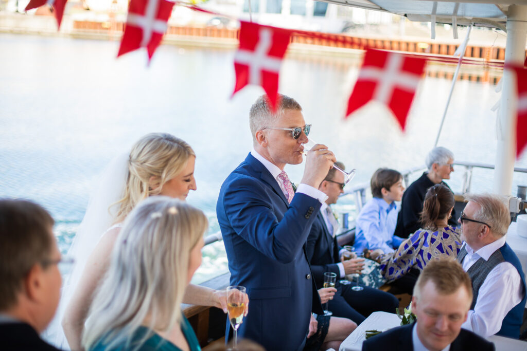 Champagne bliver drukket til bryllup på en båd