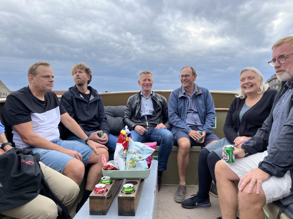 Sejlbåd med selskab, der nyder kolde øl og snacks