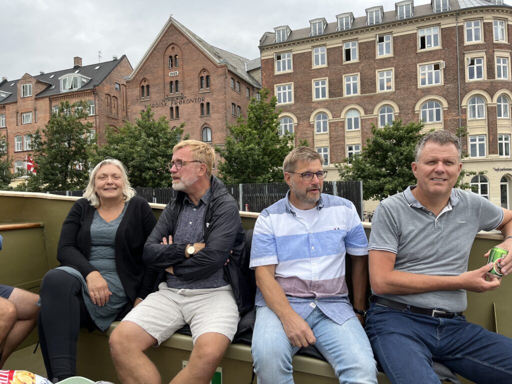 Sejlads i København med glade mennesker