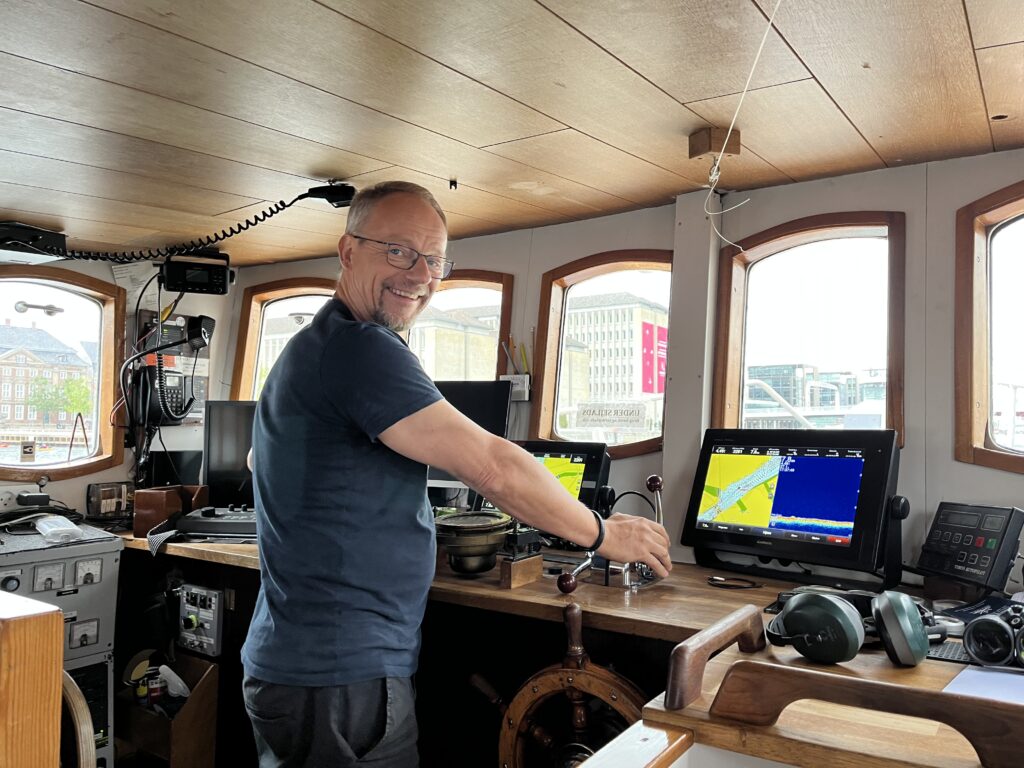 Kontrolrum på båden Viking med en glad Kaptajn