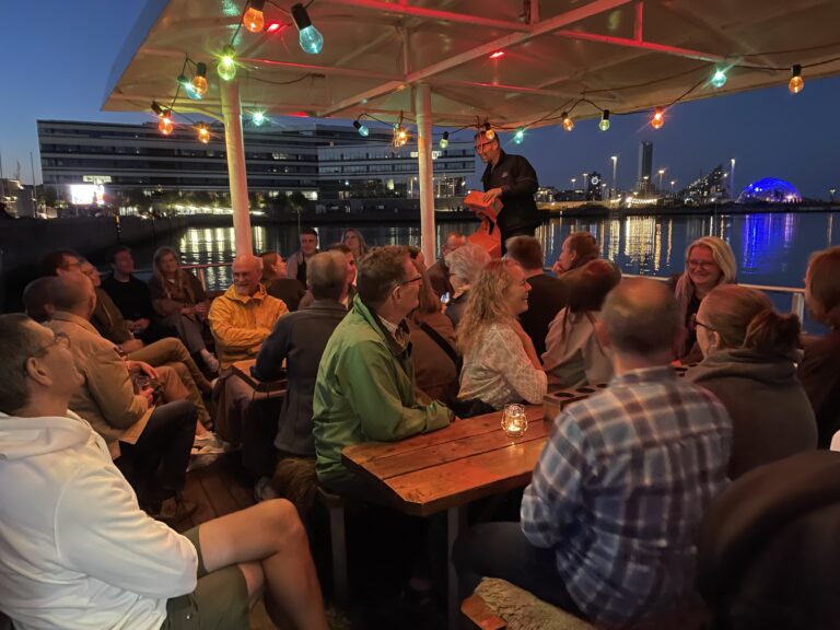 Natsejlads for et stort selskab