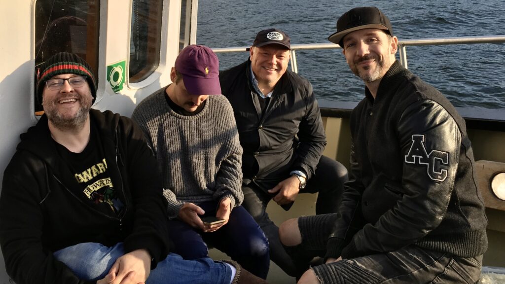 Glade mennesker på sejltur