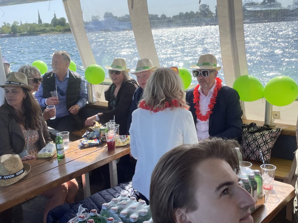 Festlig stemning under en sejltur