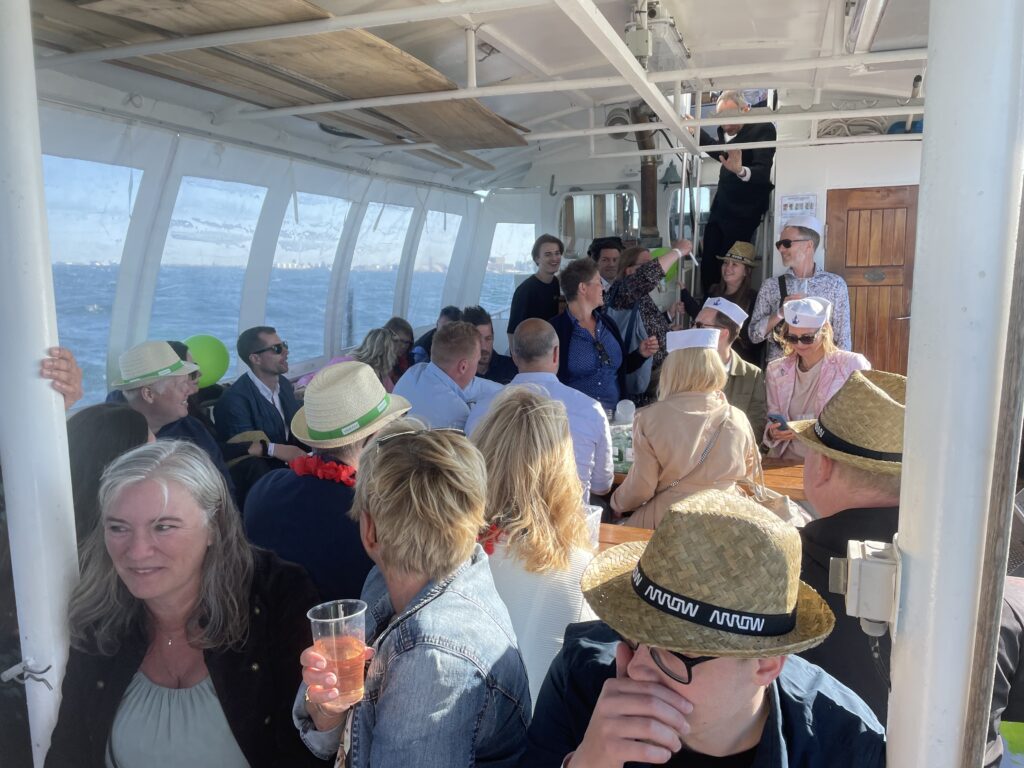 Stort arrangement bliver holdt på en båd