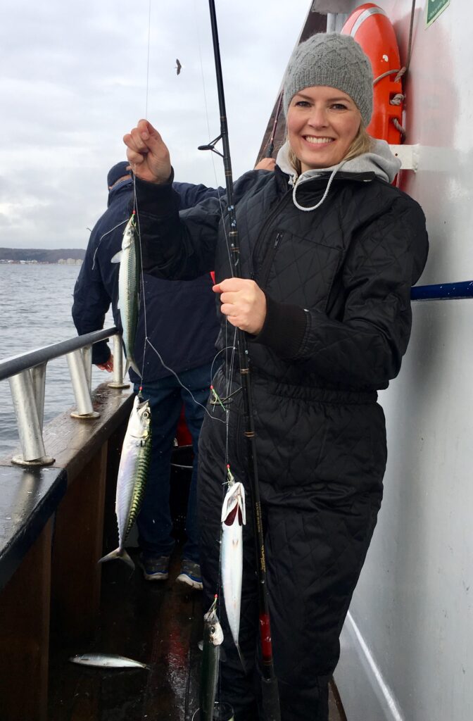 Kvinde har fanget tre fisk på en fisketur