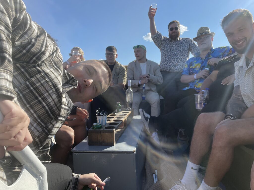 Fejring af polterabend om bord på en båd i København