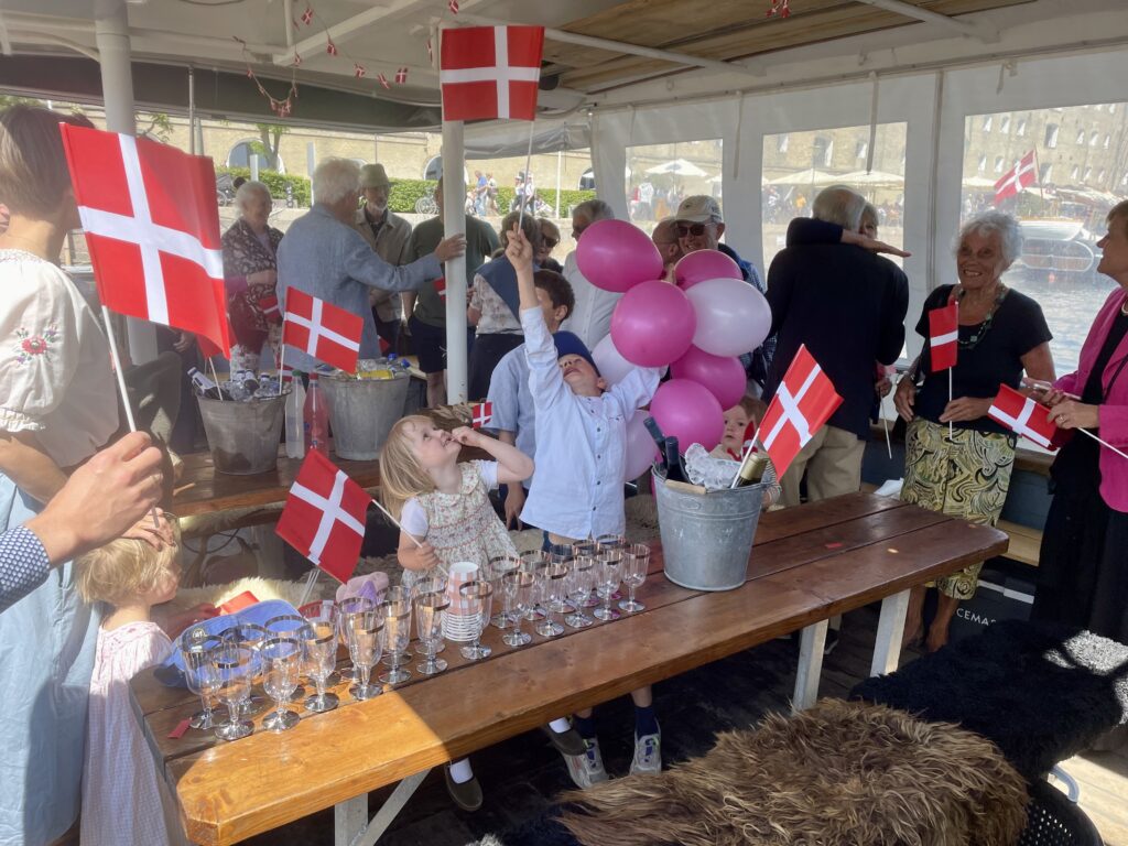 Fødselsdag bliver holdt om bord på en båd i Københavns havn