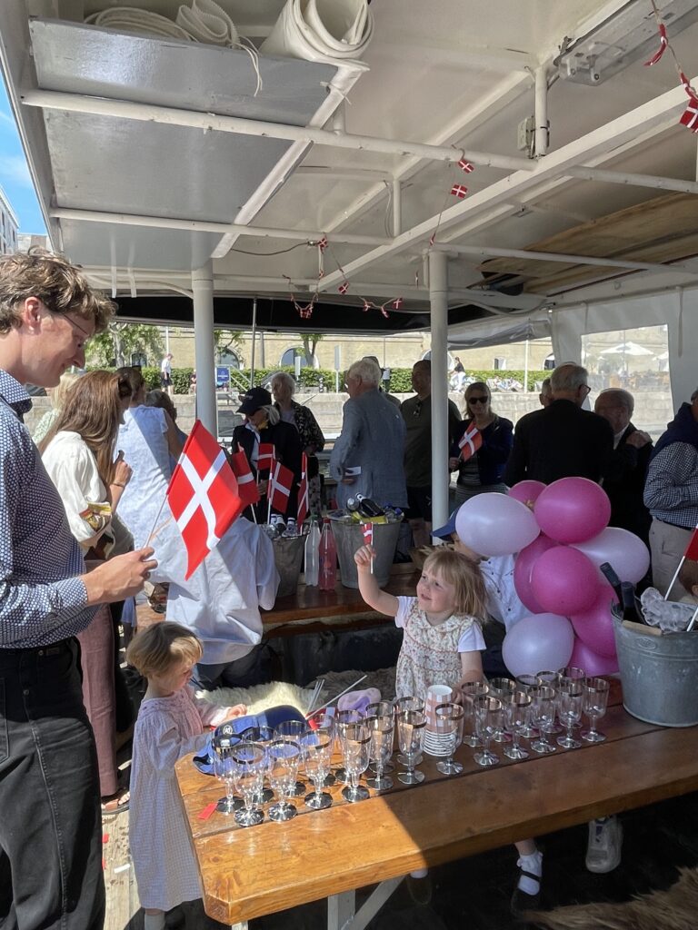 Fødselsdagsfejring på en båd