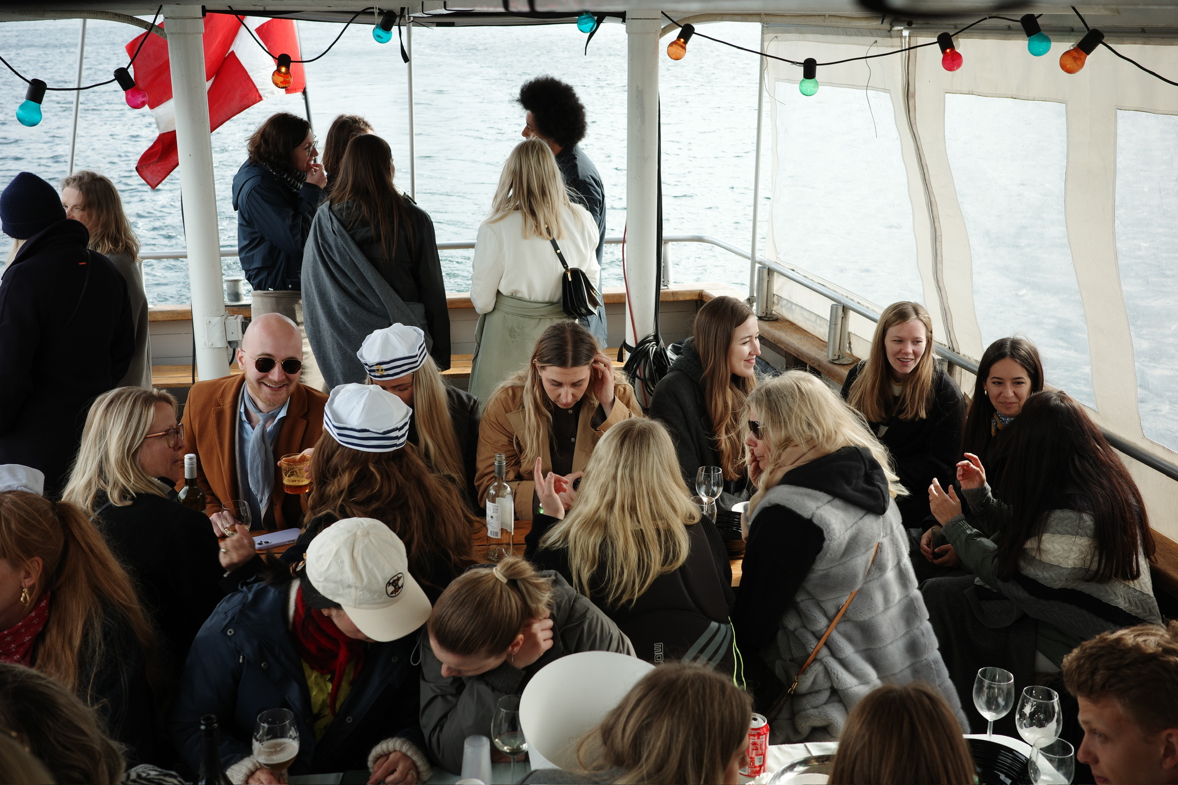 Kolleger samlet til firmaarrangement ombord på M/S Viking